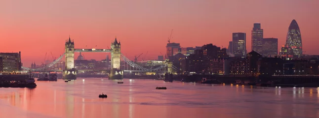 Fototapeten Tower Bridge und City of London mit tiefrotem Sonnenuntergang © David Iliff