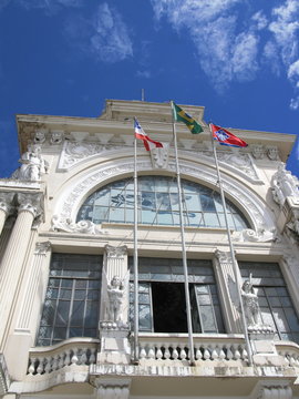 Balcon fen&ecirc;tre ouverte sur fa&ccedil;ade de pierre blanche, Br&eacute;sil.
