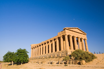 Obraz premium greek temple at the sunset