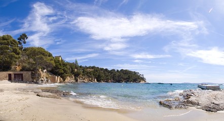 la plage du canadel sur la côte d'azur