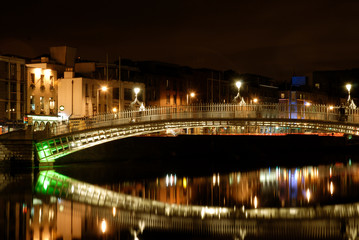 Fototapeta na wymiar Dublin noc 7, Ha'penny bridge (penny połowa)