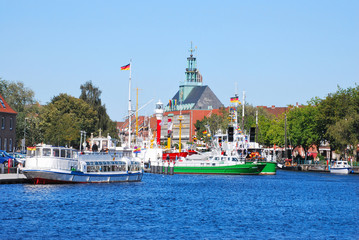 Emder Delft mit Ausflug- und Zollbooten