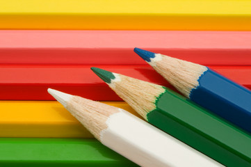 Naklejka premium colorful pencils on pencils background
