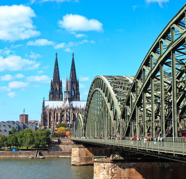 Rheinbrücke vor Dom