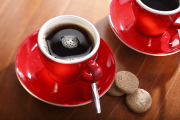 Frisch gebrühter Kaffee in roter Tasse