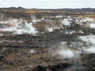 fumerolles sur champ de laves à la Réunion