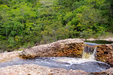 Cascade, rochers et arbres, Chapada Diamantina, Brésil.