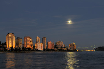 Obraz premium north Vancouver waterfront buildings at moonrise
