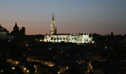 Fototapeta na wymiar Vista nocturna de Toledo y la Catedral