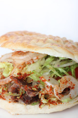 Frisches Kebab auf weißen Hintergrund.