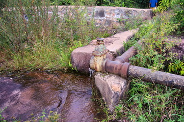 Coude de tuyauterie d'alimentation d'eau.