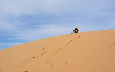 Enfant sur une dune