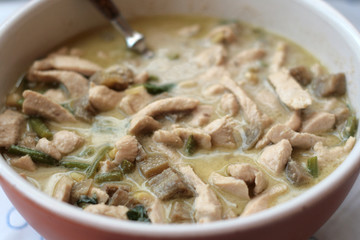 Pollo tailandese al curry verde con latte di cocco