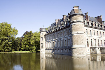 Fototapeta na wymiar Chateau sur l'eau 2