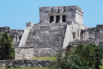 Fototapeta na wymiar Miasta Majów Tulum głównej świątyni w Meksyku.
