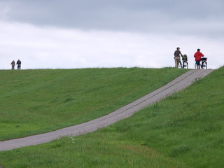 Fototapeta premium Fahrradtour über den Deich