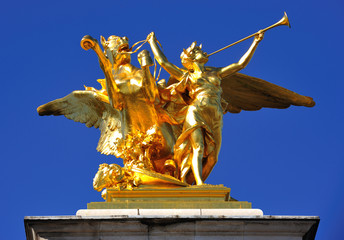 France; Paris ; bronze and golden leaf statue - 9435410