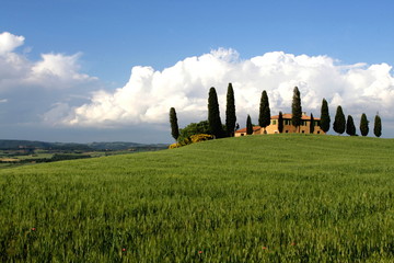 Wolkenhimmel,Zypressen,Haus,Toskana,Val d Orcia,Italien