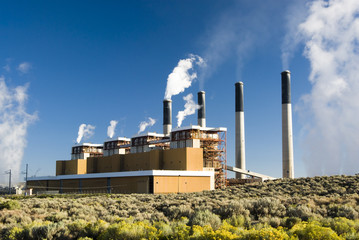 Fototapeta na wymiar opalane węglem elektrowni w Wyoming