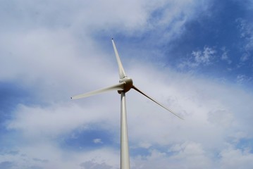 Une &eacute;olienne face au vent