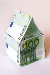 Haus - gebaut aus Geldscheinen