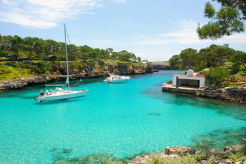 Fototapeta na wymiar plaża z łodzi na wyspie Majorce