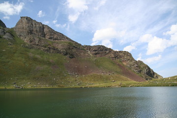 lac dans les Pyrénées