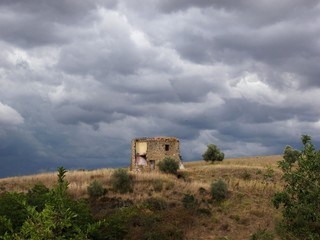 Fototapeta na wymiar dom w ruinie w Tuscania