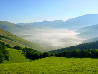 Tal im Nebel,Parco nationale d Monti Sibillini,Abruzzen,Italien