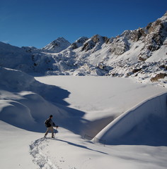 randonn&eacute;e raquettes pr&egrave;s d' un lac