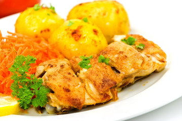 Hähnchen-Keule,gebraten mit Bratkartoffeln,Salat