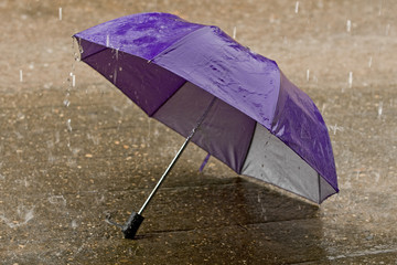 Regenschirm bei heftigem Regenwetter