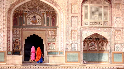 Fototapete Indien Zwei Frauen gehen in das Amber Fort, Jaipur