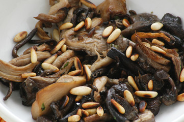 Funghi con pinoli - Contorni