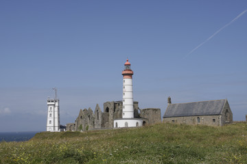 Fototapeta na wymiar lighthouse and abbey at the end of brittany