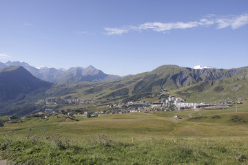 Fototapeta na wymiar town in the french alps