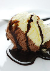 schoko und vanille eis mit schokosoße 2