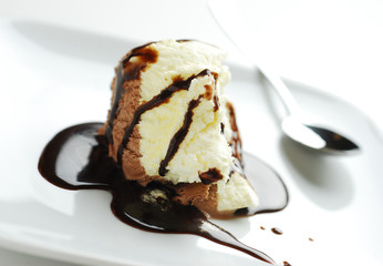 schoko und vanille eis mit schokosoße 1