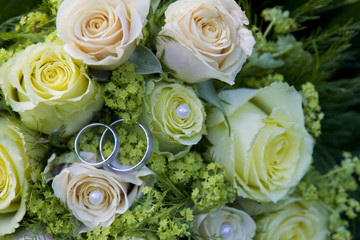 Blumenstrauß mit Ringen