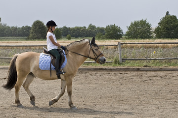 Mädchen auf Pferd bei Reitturnier