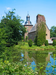 Schloss Tüschenbroich, ehemalige Stallungen