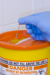 Safe disposal of a needle into a sharps container - 9494612