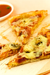 Pizza salami in scheiben