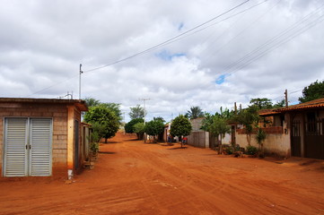 Maisons et terre battue rouge, Village brésilien.