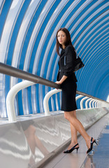 Obraz premium Business woman stands in modern business center