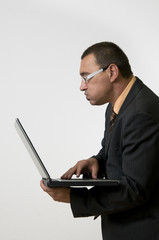 Manager arbeitet gestresst am Computer Notebook