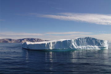 Fototapeta na wymiar Tabelaryczne lodowa ze względu na wybrzeżu