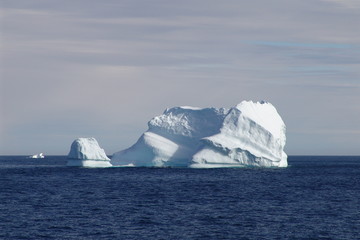 iceberg sur une mer bleue