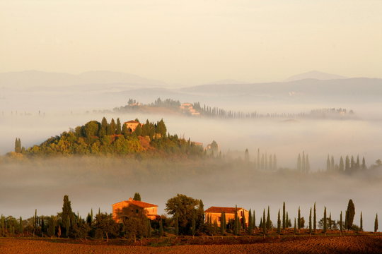 Bauernhöfe ragen aus dem Morgennebel heraus, Toskana