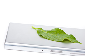 Obraz premium Green leaf and computer representing green engineering